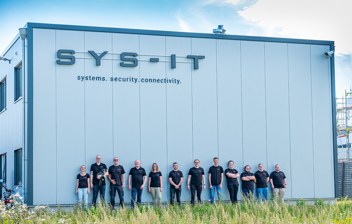 SYS-IT Team vor Firmengebäude